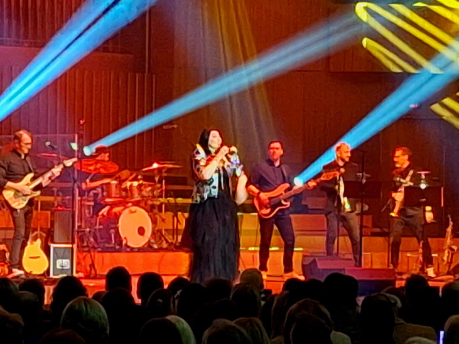 Makedonska glazbena diva Kaliopi nastupila u Zagrebu u dvorani Vatroslav Lisinski .